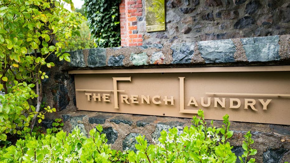 papan nama di The French Laundry