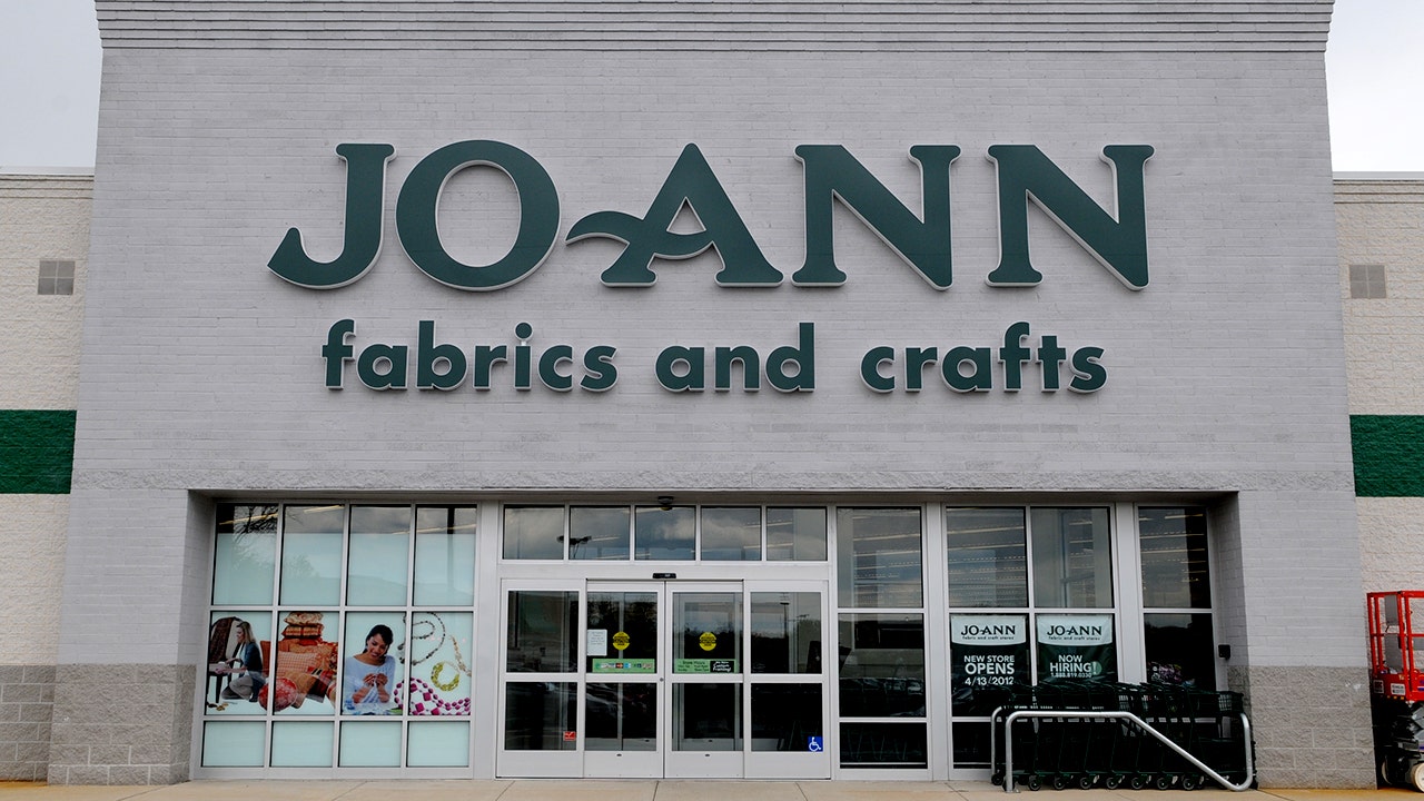 Major crafts retailer plans to close hundreds of locations