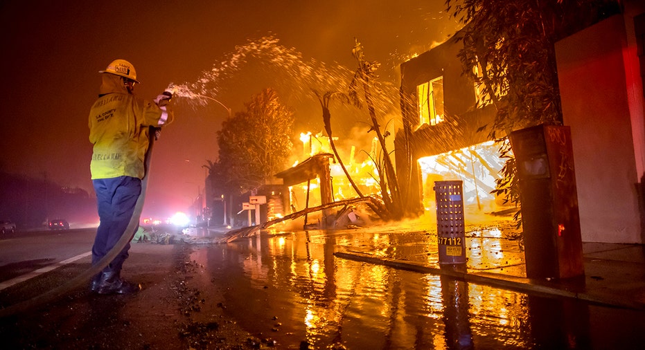 Firefighter fights Palisades fire