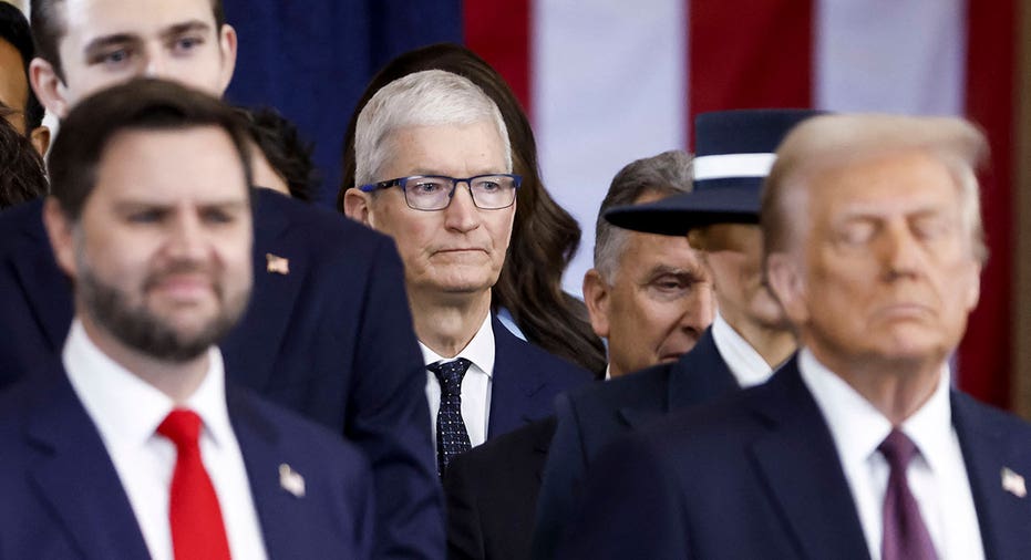 Ο Διευθύνων Σύμβουλος της Apple, Tim Cook, προσφέρει καινοτομία και θέσεις εργασίας στην Αμερική του Προέδρου Trump