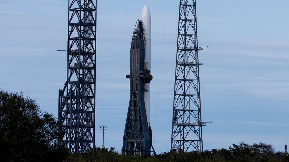 Roket Blue Origin New Glenn siap diluncurkan.
