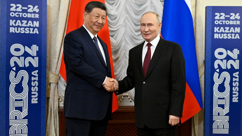 Chinese President Xi Jinping and Russian President Vladimir Putin shake hands