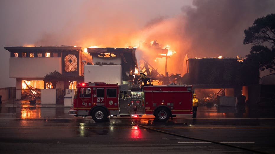 MALIBU, CA - 08 Januari: Petugas pemadam kebakaran terus berjuang melawan angin dan api saat rumah-rumah terbakar di Malibu di sepanjang Pacific Coast Highway dekat Carbon Canyon Road dalam Kebakaran Palisades pada Rabu, 8 Januari 2025 (Foto oleh David Crane/MediaNews Group/ Berita Harian Los Angeles melalui Getty Images)