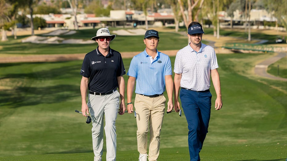 Joel Dahmen, John Pak dan Beau Hossler berjalan