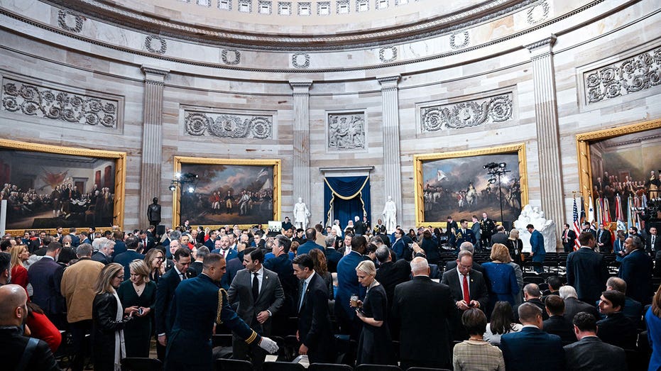 Para peserta berbaris sebelum pelantikan Donald Trump sebagai presiden Amerika Serikat ke-47 berlangsung di dalam Capitol Rotunda gedung US Capitol di Washington, DC, Senin, 20 Januari 2025. Ini merupakan pelantikan presiden AS ke-60 dan yang kedua pelantikan Trump sebagai presiden AS secara tidak berturut-turut. Kenny Holston/Pool melalui REUTERS