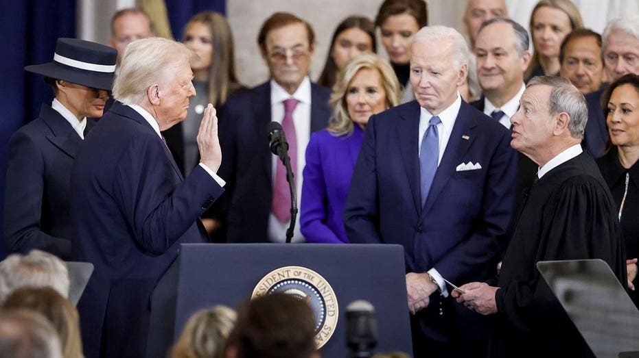 Ketua Mahkamah Agung AS John Roberts (2-kanan) memimpin pengambilan sumpah presiden kepada Donald Trump (2-kiri) sebagai Ibu Negara Melanie Trump (kiri), mantan Presiden AS Joe Biden (3-kanan) dan mantan Wakil Presiden AS Kamala Harris (kanan) lihat di rotunda Capitol Amerika Serikat di Washington, DC, AS, 20 Januari 2025. Trump, yang mengalahkan Kamala Harris, hari ini dilantik sebagai presiden Amerika Serikat ke-47, meskipun upacaranya direncanakan di luar ruangan dan acara telah dibatalkan karena perkiraan suhu dingin yang ekstrim. SHAWN THEW/Pool melalui REUTERS