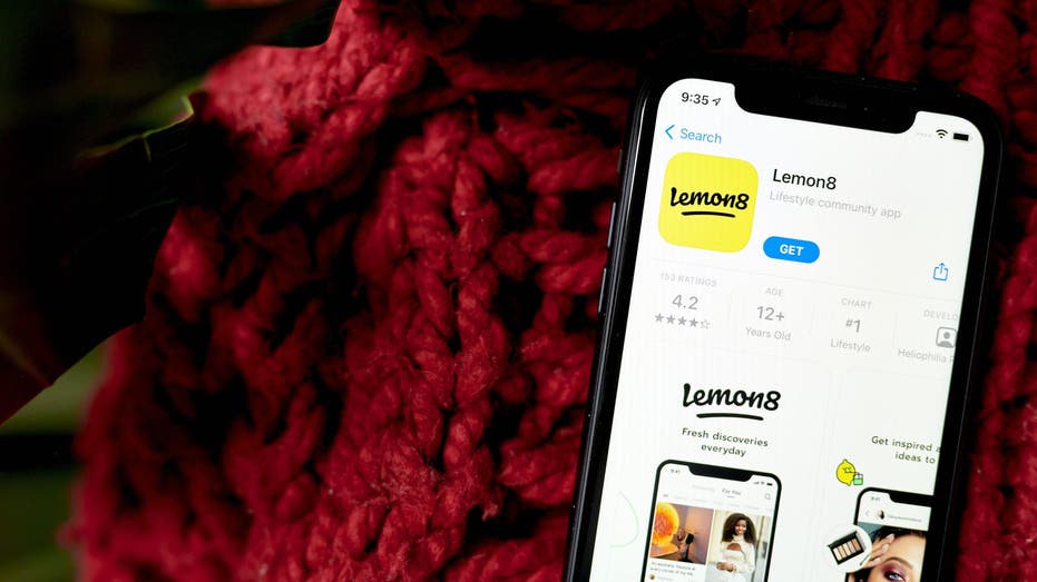 Aplikasi Lemon8 untuk diunduh di Apple App Store pada ponsel pintar diatur di wilayah Brooklyn, New York, AS, pada hari Jumat, 31 Maret 2023. Sementara pengawasan politik terus meningkat terhadap aplikasi video pendek TikTok yang sangat populer di AS dan di seluruh dunia, Lemon8 milik ByteDance Ltd., menjadi viral. Fotografer: Gabby Jones/Bloomberg melalui Getty Images