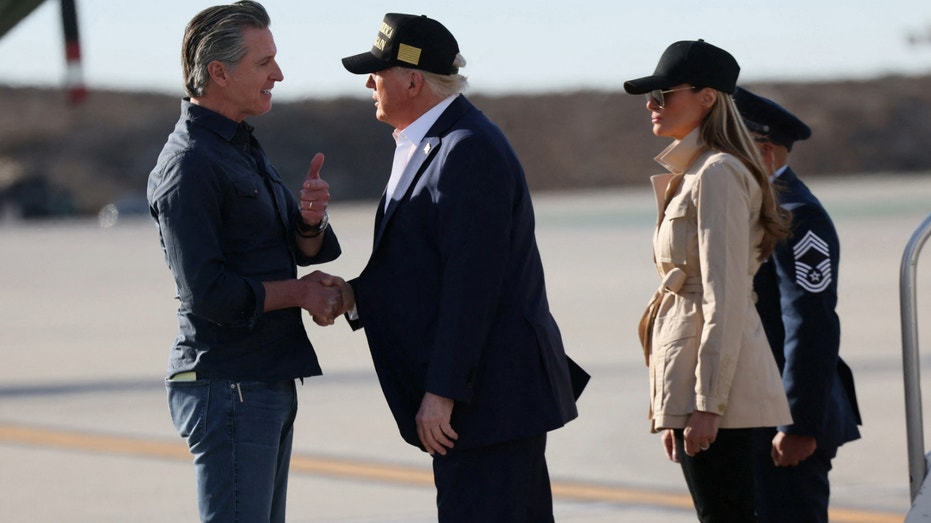 Presiden Donald Trump menyapa Gubernur California Gavin Newsom ketika ia tiba di daerah tur yang terkena dampak atau dihancurkan oleh kebakaran hutan California Selatan, di Bandara Internasional Los Angeles di Los Angeles, California, pada 24 Januari 2025.