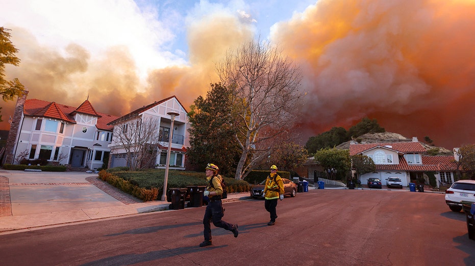 Rumah-rumah menghadapi kebakaran hutan di California