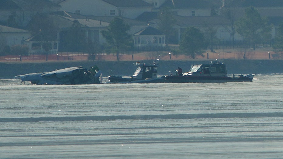 Emergency response units are looking at the US Airways crash site on the Botomac River