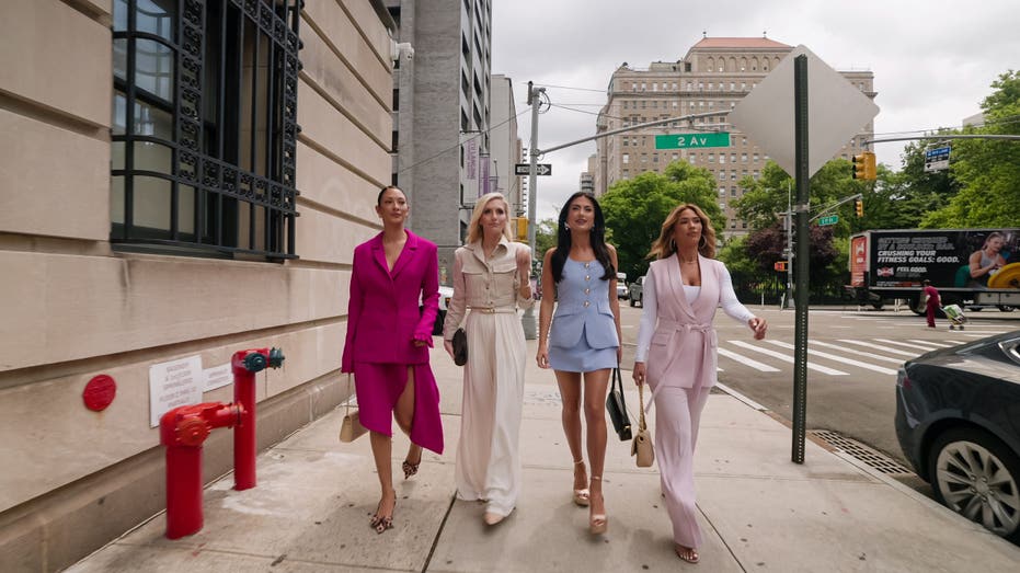selling the city jordyn, taylor, jade and gisselle walking down the street