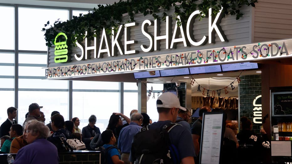 NEWARK, NJ - 28 SEPTEMBER: Wisatawan makan di restoran Shake Shack di Terminal A di Bandara Internasional Newark Liberty pada 28 September 2024, di Newark, New Jersey. (Foto oleh Gary Hershorn/Getty Images)