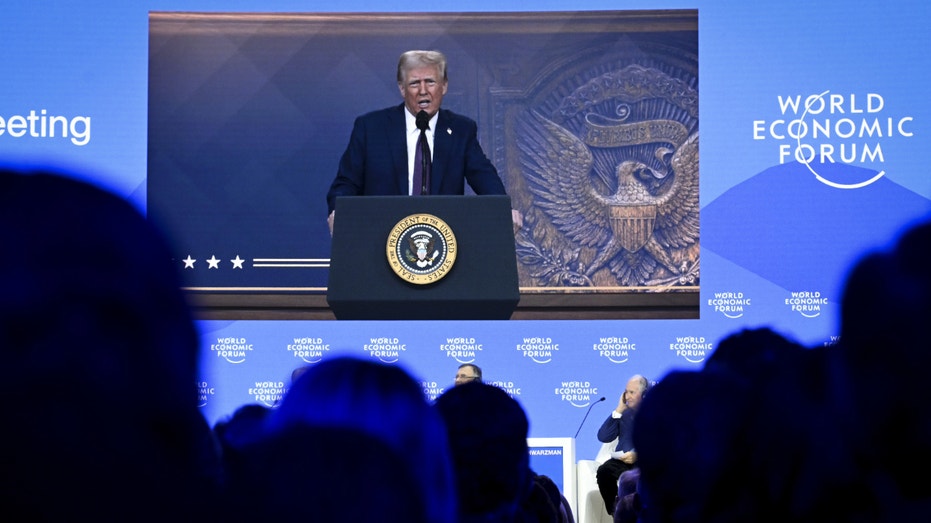 Presiden Donald Trump berpidato melalui konferensi video selama pertemuan tahunan ke-55 Forum Ekonomi Dunia (WEF) di Davos, Swiss pada 23 Januari 2025.