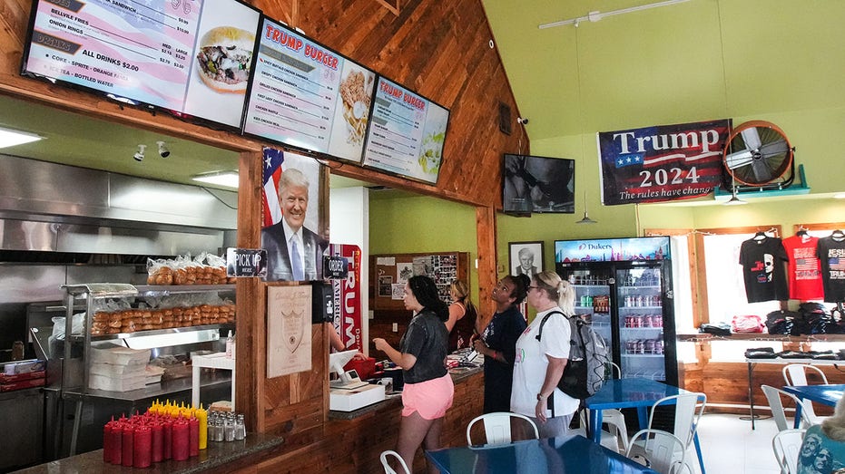 Pelanggan di lokasi Burger Trump di Texas.