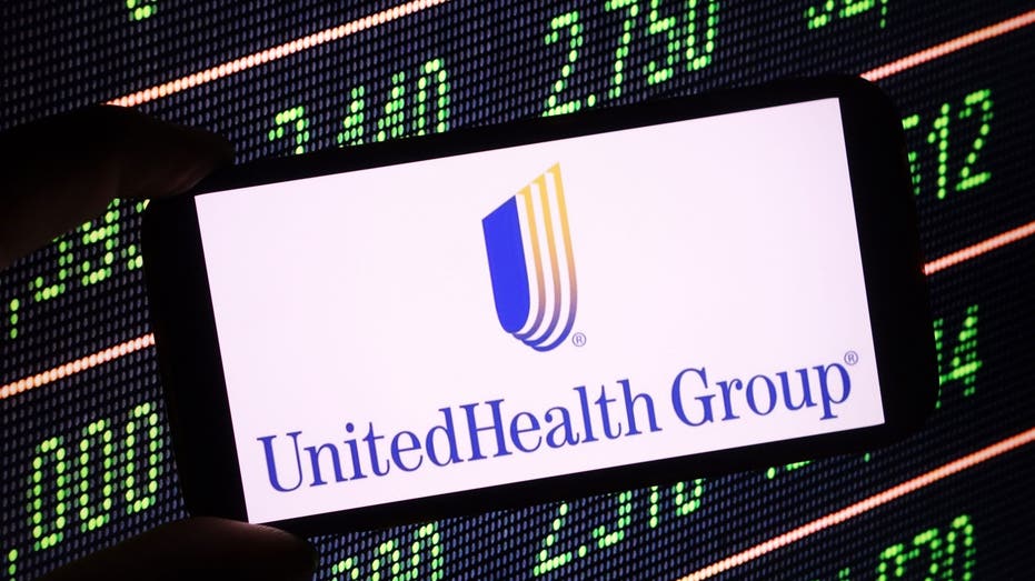 POLANDIA - 2024/11/13: Dalam ilustrasi foto ini, logo perusahaan UnitedHealth terlihat terpampang di layar ponsel pintar. (Ilustrasi Foto oleh Piotr Swat/SOPA Images/LightRocket via Getty Images)