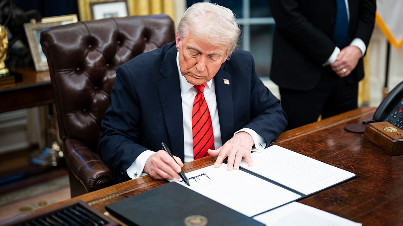 Trump tariffs face legal battle as federal appeals court temporarily blocks trade ruling