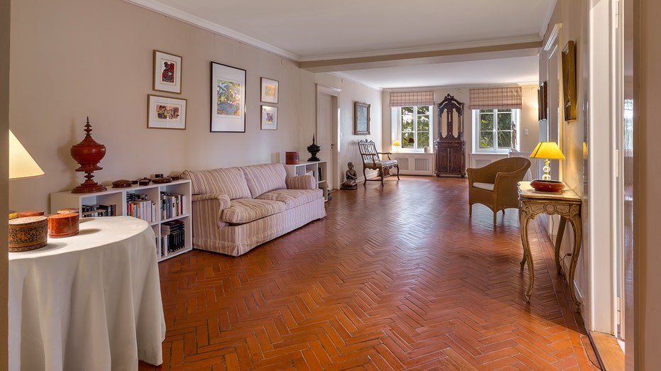 There is a second living room in which you own wooden floors and bookshelves at home).