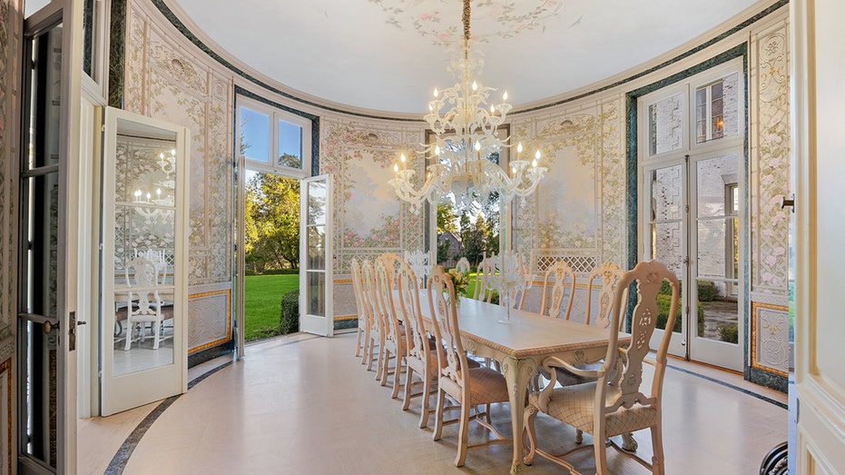 The dining room includes pink details painted by hand on the walls.