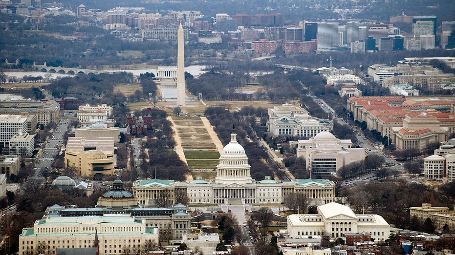 Skyline of Washington, DC, termasuk Gedung Capitol AS, Monumen Washington, Lincoln Memorial dan National Mall, terlihat dari udara, 29 Januari 2010. Foto AFP / Saul Loeb (Kredit Foto harus membaca Saul Loeb / AFP melalui Getty Images)