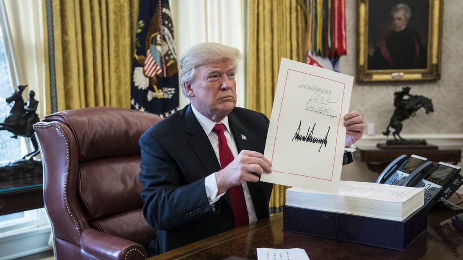 Donald Trump signs the law on cutting taxes