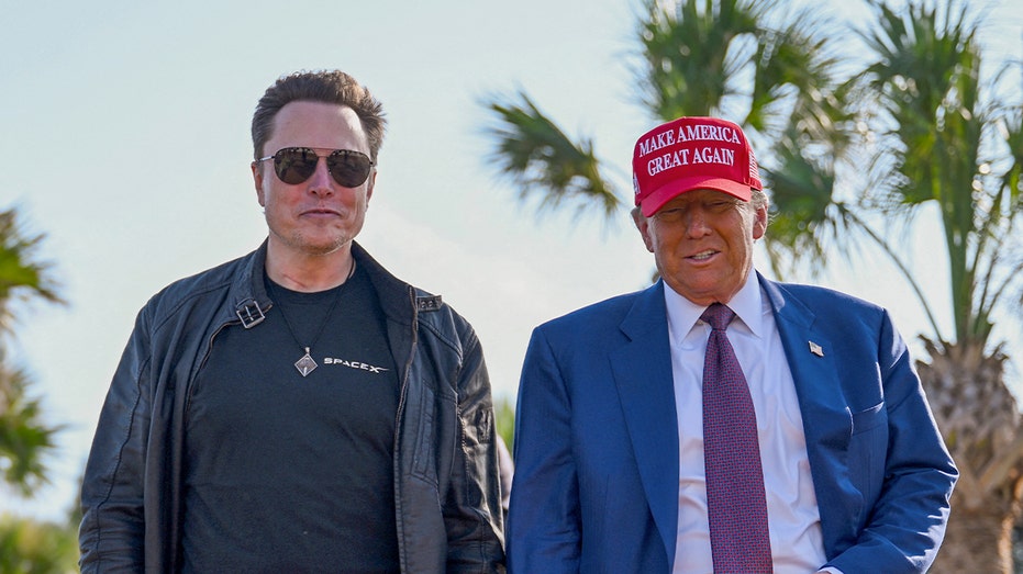 Elon Musk dan Donald Trump berjalan bersama