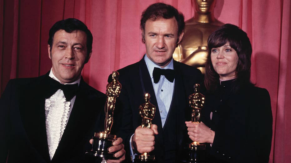 (The original label) Los Angeles, California, Philip D 'Antoni (left) and Jin Hakman, the product and the star, respectively, from "The best image" The French contact, held the Academy Awards ceremony that Hakman won "The best actor" At the Forty Film Academy Awards ceremony. Jane Fonda stands with them, who won "Best actress" Award for Klot.