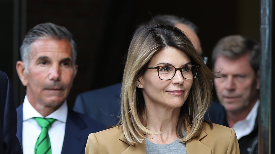 Lori Loughlin dan suaminya meninggalkan pengadilan 