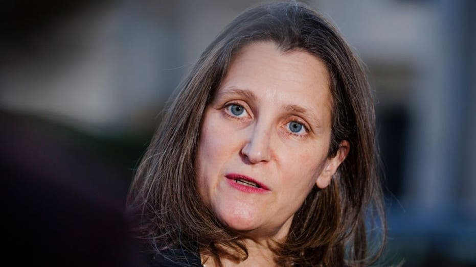 BERLIN, Jerman - 09 Maret: Chrystia Freeland, wakil perdana menteri dan menteri keuangan Kanada, berbicara kepada media pada 09 Maret 2022 di Berlin, Jerman. (Foto oleh Thomas Trutschel/Photothek via Getty Images)