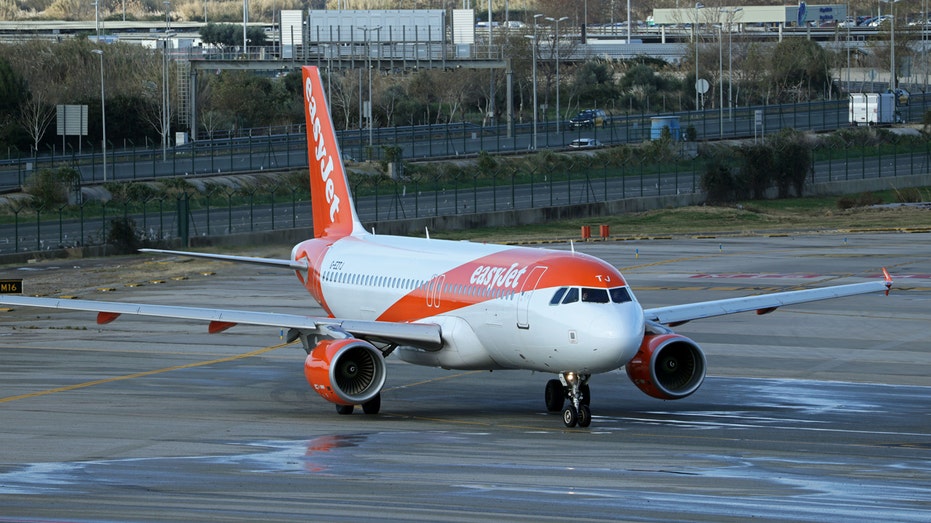 easyJet Airbus A320-214