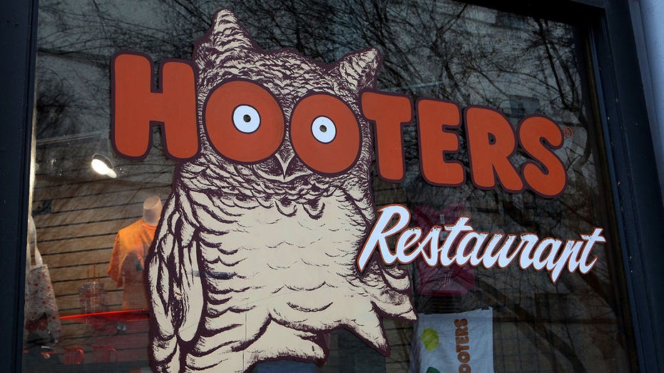 Logo Hooters