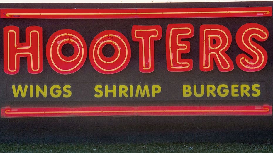 hooters sign