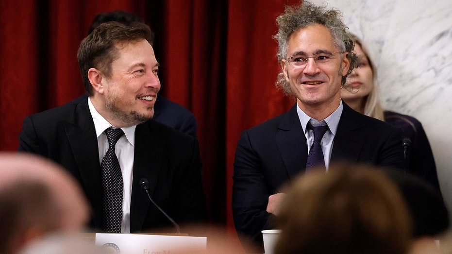 Elon Musk dan Alex Karp duduk bersama