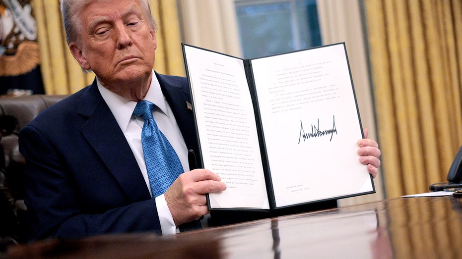 Donald Trump signs executive order on tariffs