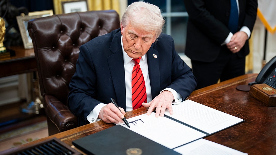 Trump signs a tariff executive order