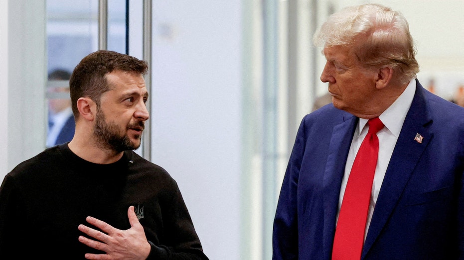 Calon presiden dari Partai Republik dan mantan presiden AS Donald Trump dan presiden Ukraina Volodymyr Zelenskyy bertemu di Trump Tower di New York City, AS, 27 September 2024.