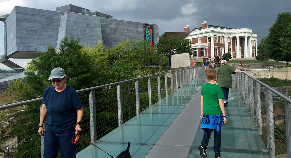 The glass-paneled Holmberg Bridge leads to the Hunter Museum of American Art in downtown Chattanooga, Tenn. (Valerie Schremp Hahn/St. Louis Post-Dispatch/Tribune News Service via Getty Images)