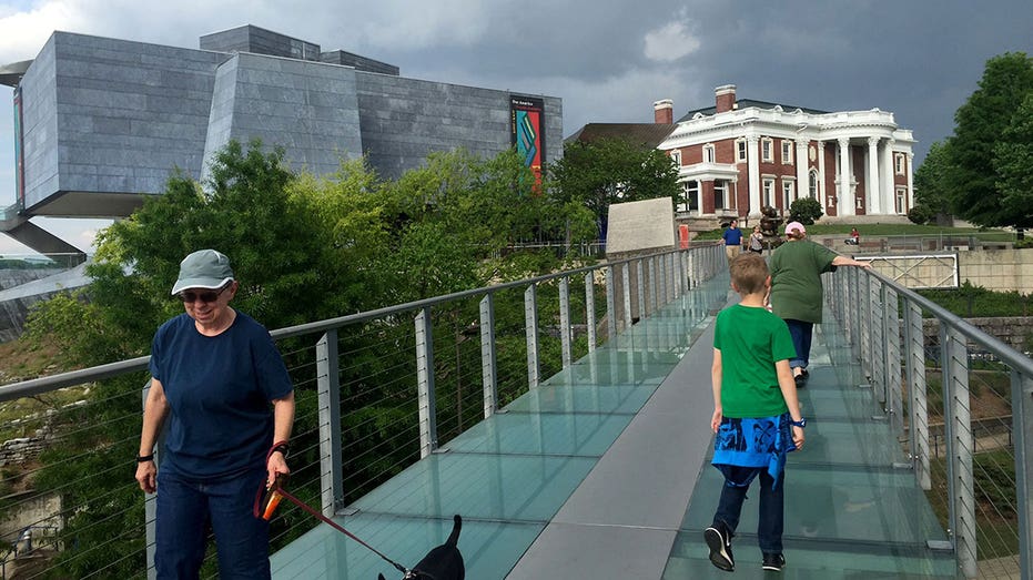 The glass-paneled Holmberg Bridge leads to the Hunter Museum of American Art in downtown Chattanooga, Tenn. (Valerie Schremp Hahn/St. Louis Post-Dispatch/Tribune News Service via Getty Images)