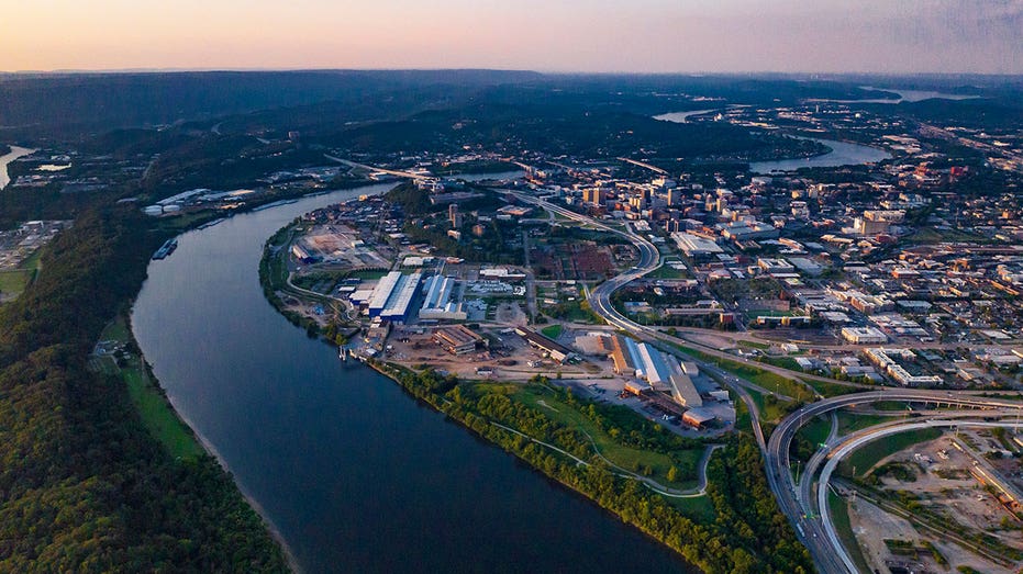 Pemandangan drone Chattanooga dan Sungai Tennessee, Tennessee. (Foto oleh: Joe Sohm/Vision of America/Universal Images Group Via Getty Images)