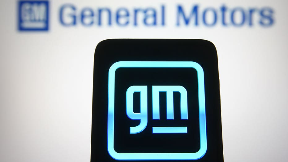 Ukraina - 2021/04/18: Dalam ilustrasi foto ini, logo General Motors (GM) yang terlihat ditampilkan pada smartphone dan layar PC. (Ilustrasi foto oleh gambar pavlo gonchar/sopa/lightrocket melalui gambar getty)