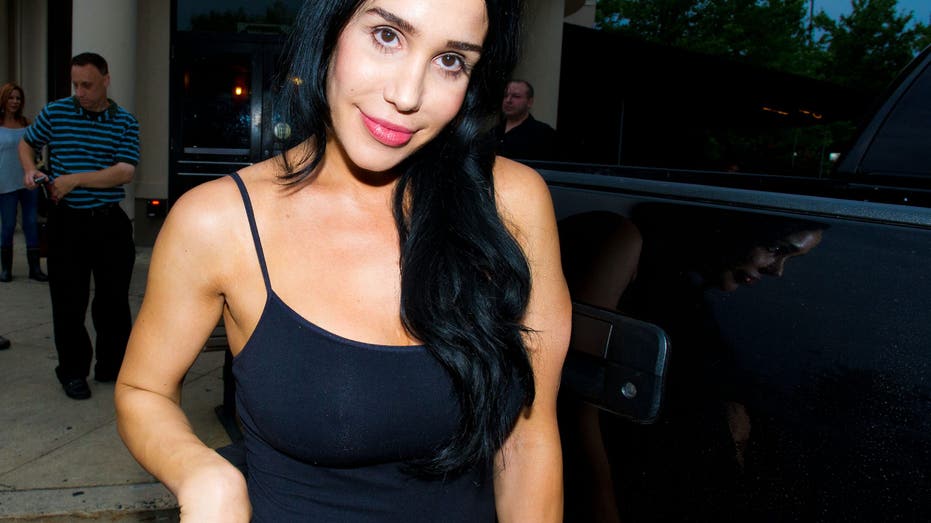 Nadya Suleman tersenyum