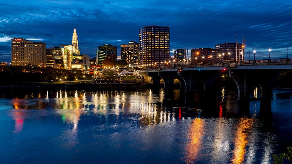 Tampilan Skyline Hartford di Sungai Connecticut dengan lampu menyala, Connecticut. (Foto oleh: Vision of America/Joseph Sohm/Universal Images Group Via Getty Images)