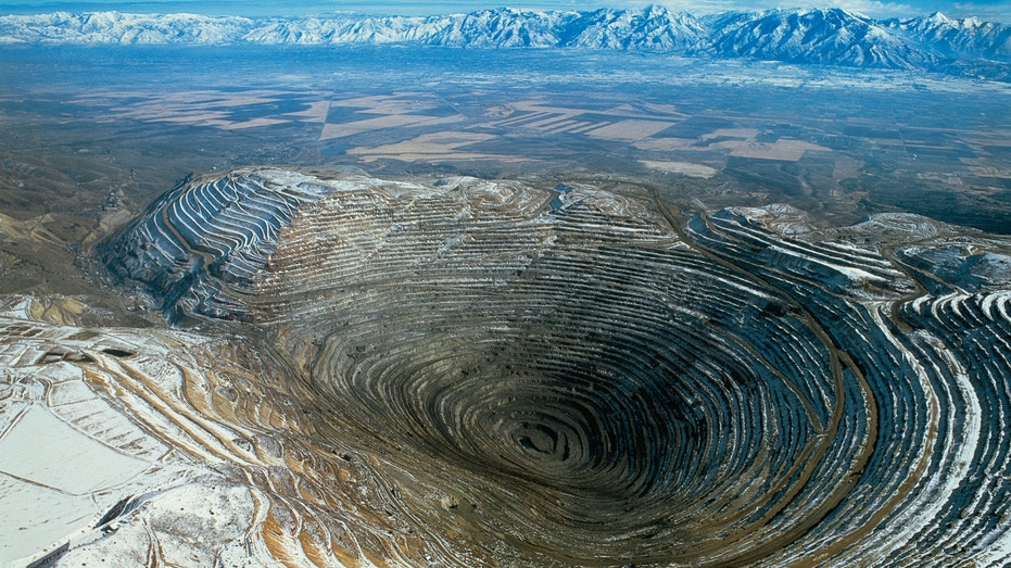 Tambang Bingham Canyon, juga dikenal sebagai Tambang Tembaga Kennecott, di Utah.