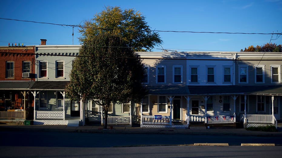 Lancaster, PA - 5 November: Seorang anak laki -laki siklus melewati sebuah rumah dengan tanda Hillary Clinton Yard 5 November 2016 di Lancaster, Pennsyvalnia. Jajak pendapat telah menyempit di hari -hari terakhir kampanye sebelum Hari Pemilihan pada 8 November. (Foto oleh Mark Makela/Getty Images)