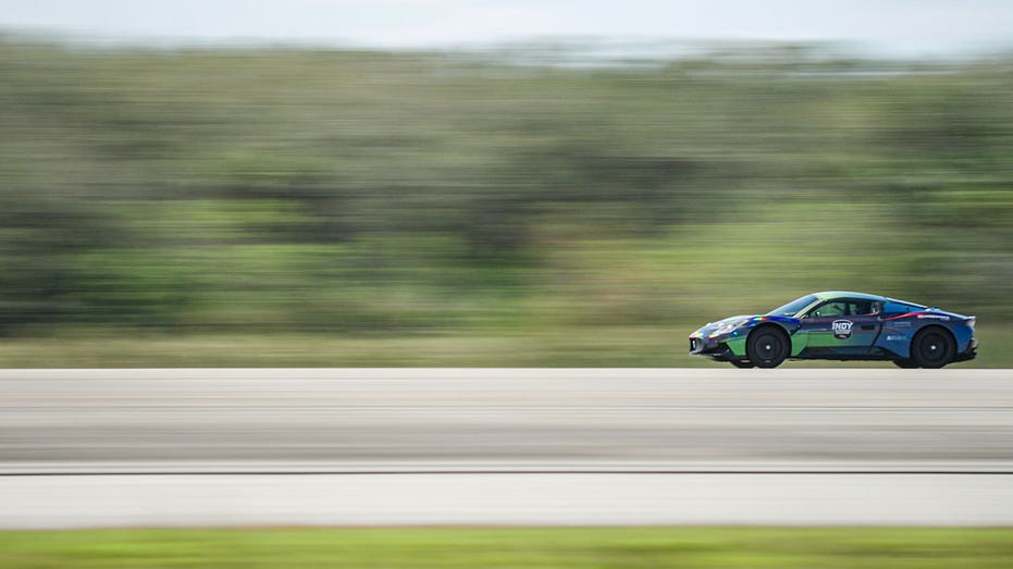 Maserati MC20 mengemudi di Kennedy Space Center 