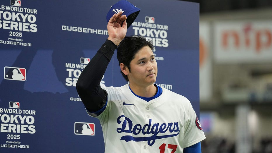 Ohtani waving