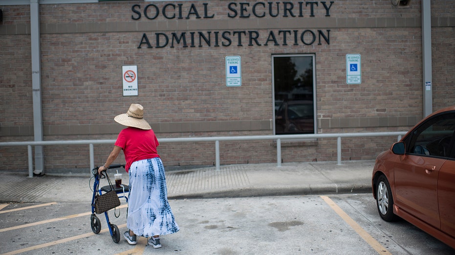 Wanita dengan Walker menuju ke Kantor Jaminan Sosial Houston