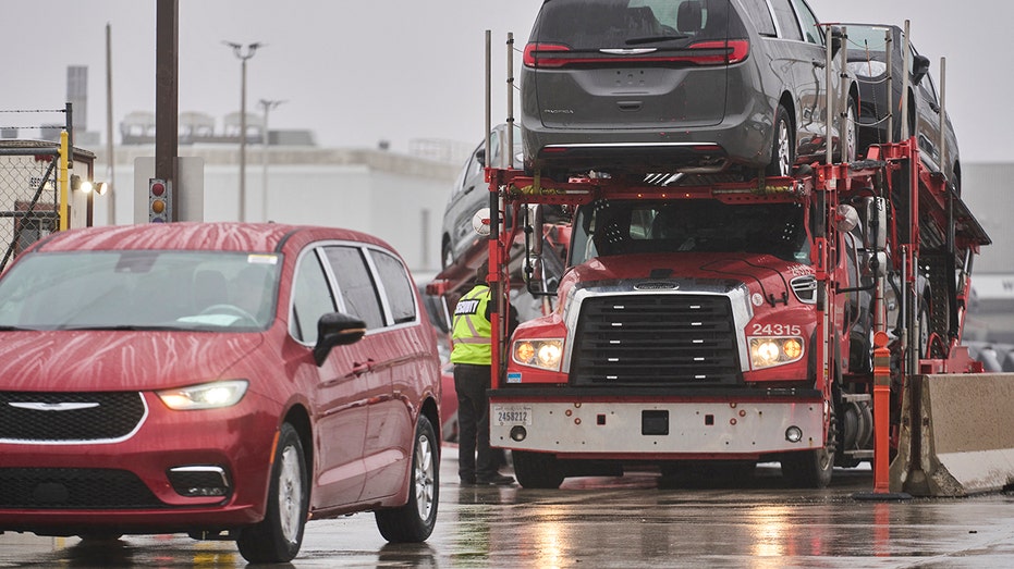 Minivan Chrysler di pabrik perakitan Stellantis Windsor