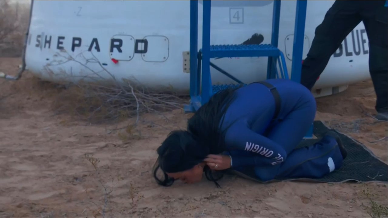 Watch Lauren Sánchez, Katy Perry, Gayle King fly to space live above the Kármán line, land by parachute