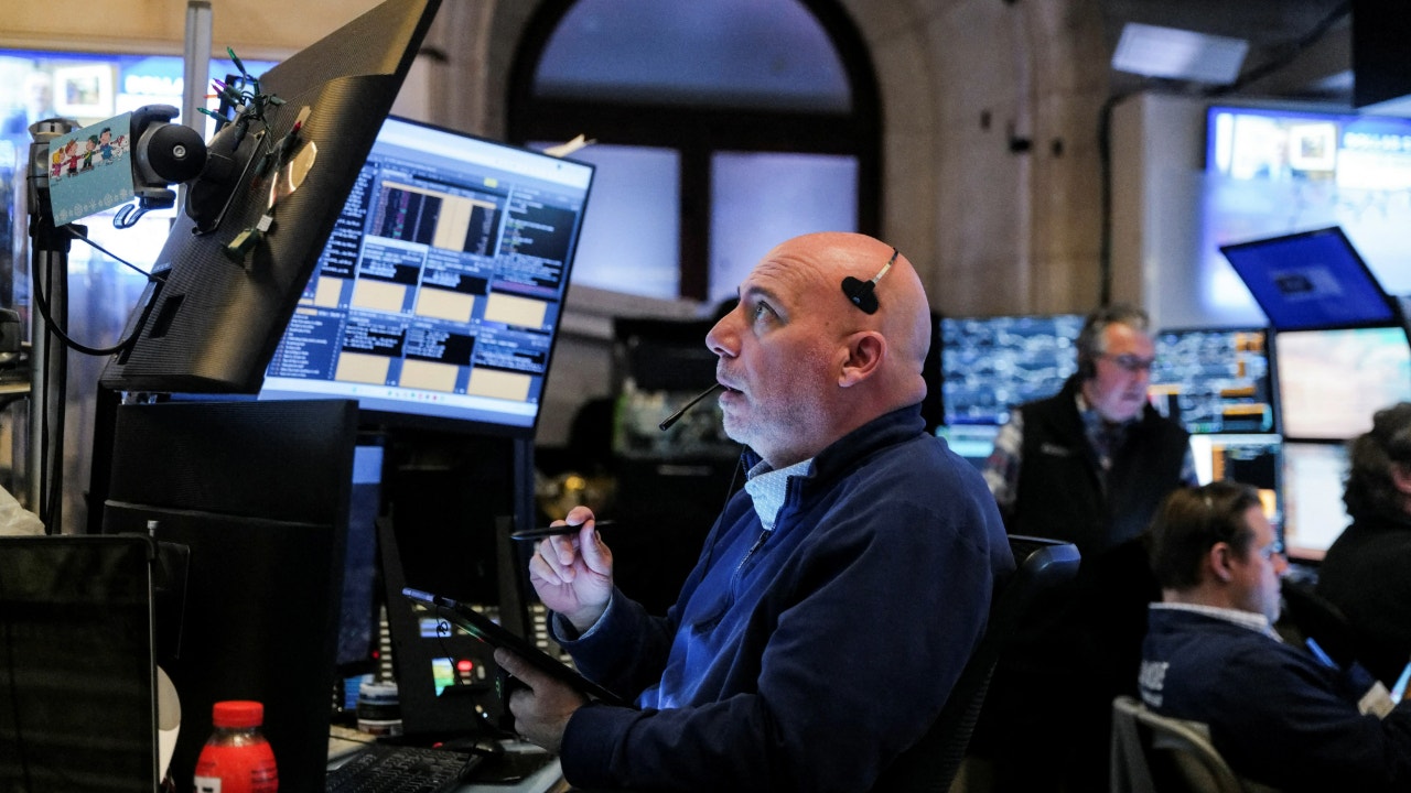 Dow plunges over 1,200 points as Trump attacks Fed’s Powell, trade uncertainty weighs