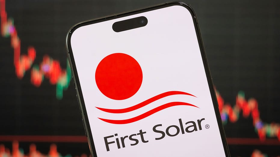 Chungzheng, China - February 23: In this picture, the first solar logo is displayed on the smartphone screen, with the latest performance of the stock market in the company and visual candle plans in the background, with highlighting the financial trends in the actual time of transportation, stock price distribution, price loss, and market development on 23, on February 23. (Photo by Cheng Shen/Getty Emoxz)